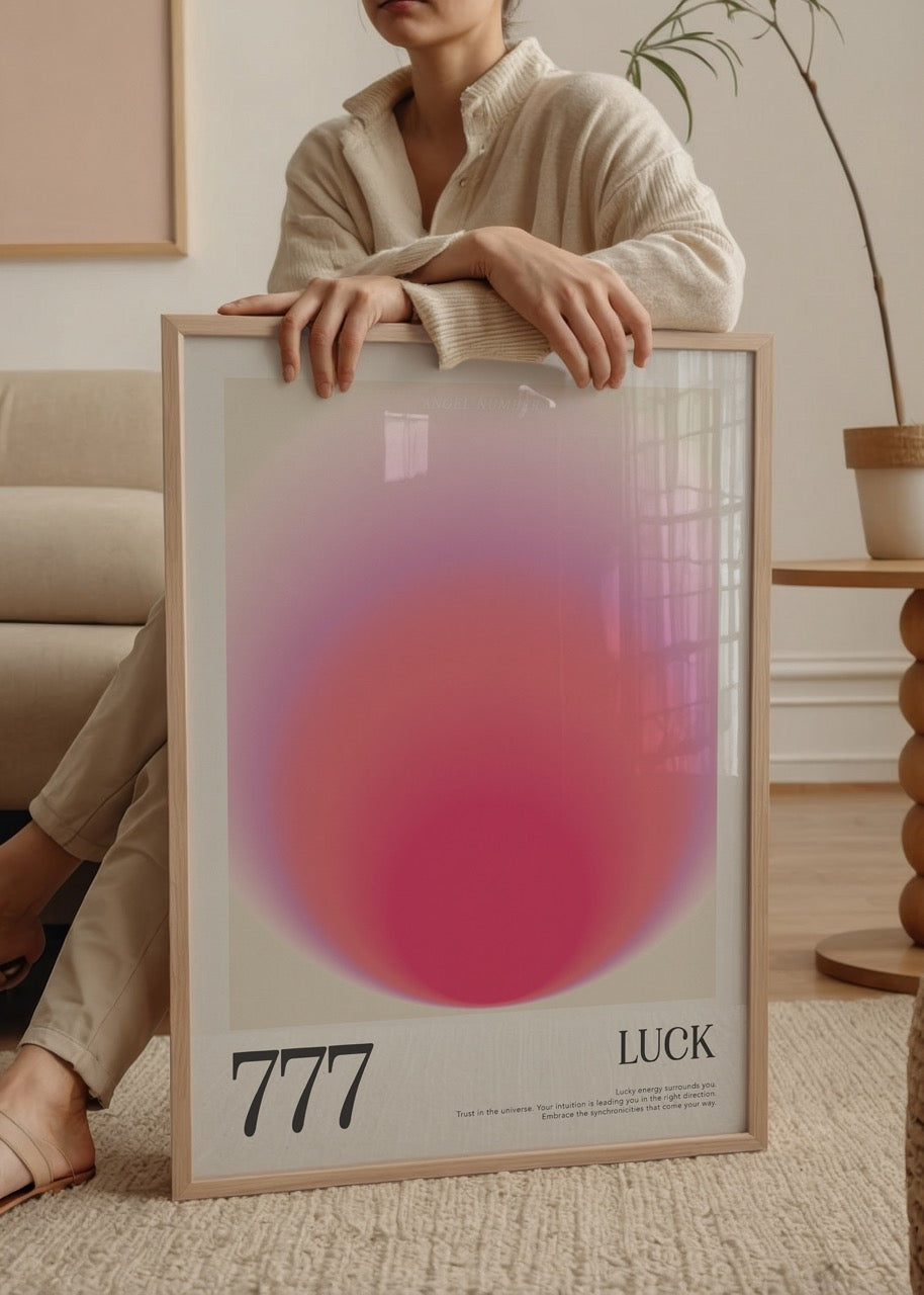 777 melek sayısını temsil eden degrade pembe ve mor tonlarında spiritüel duvar posteri