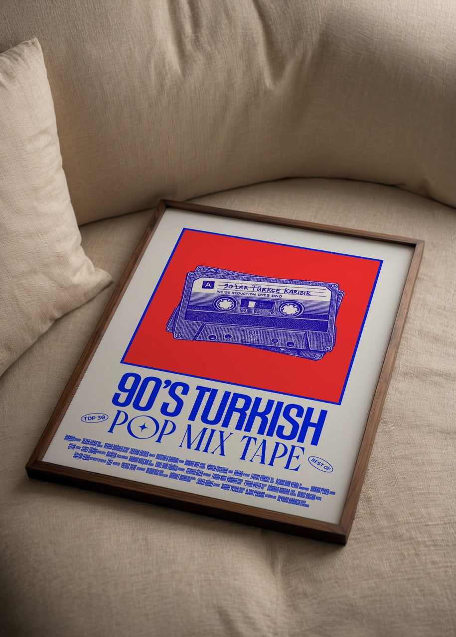 Batuhan Erdoğan’ın 90’s Turkish Pop Mix Tape posteri, kırmızı zemin üzerinde kaset illüstrasyonu, retro müzik temalı modern poster.