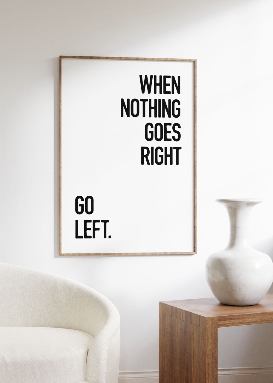 Beyaz zemin üzerinde siyah tipografiyle tasarlanmış “When Nothing Goes Right Go Left” minimalist motivasyon posteri