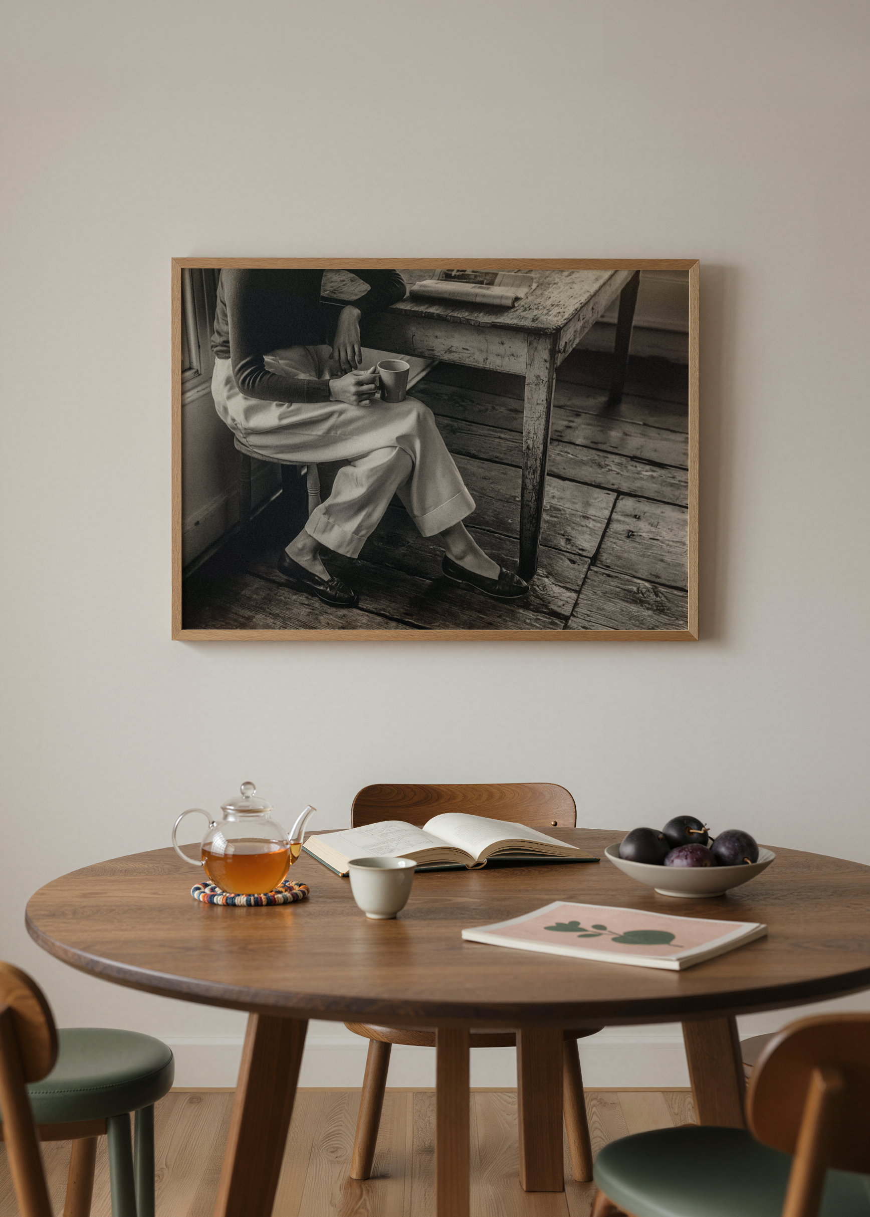 A Quiet Morning, ahşap masa yanında kahve fincanı tutan bir figürü gösteren vintage görünümlü siyah beyaz fotoğraf poster.