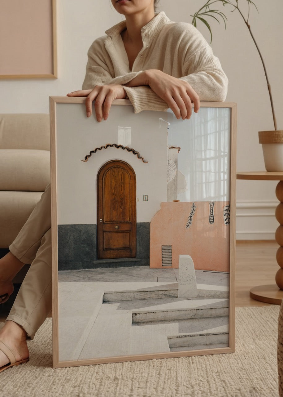 Kavisli ahşap kapısı ve pastel tonlarda duvarları olan Akdeniz mimarisi detaylı minimal bir bina fotoğrafı.
