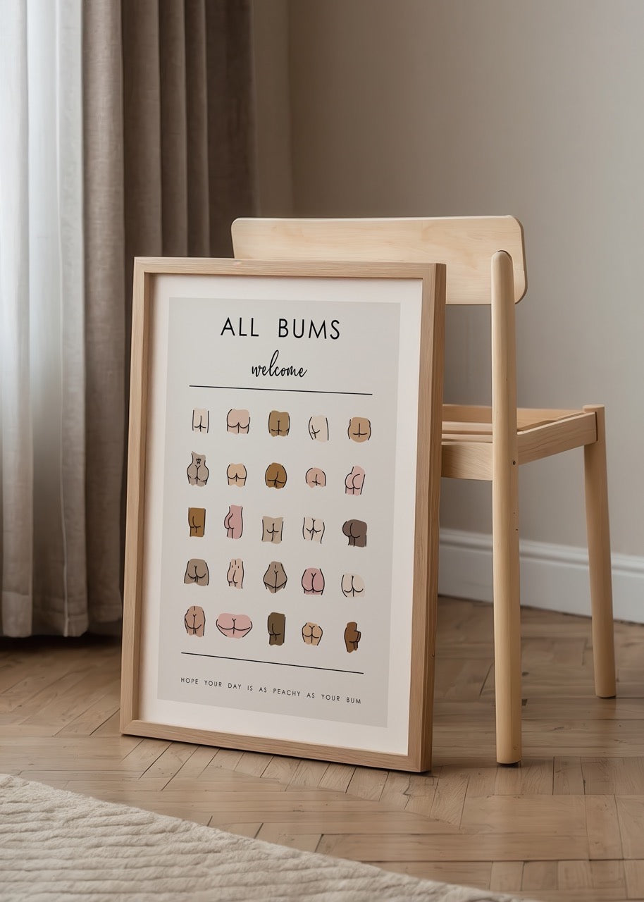 Farklı cilt tonlarında popo illüstrasyonlarından oluşan, “All Bums Welcome” yazılı mizahi ve kapsayıcı poster tasarımı