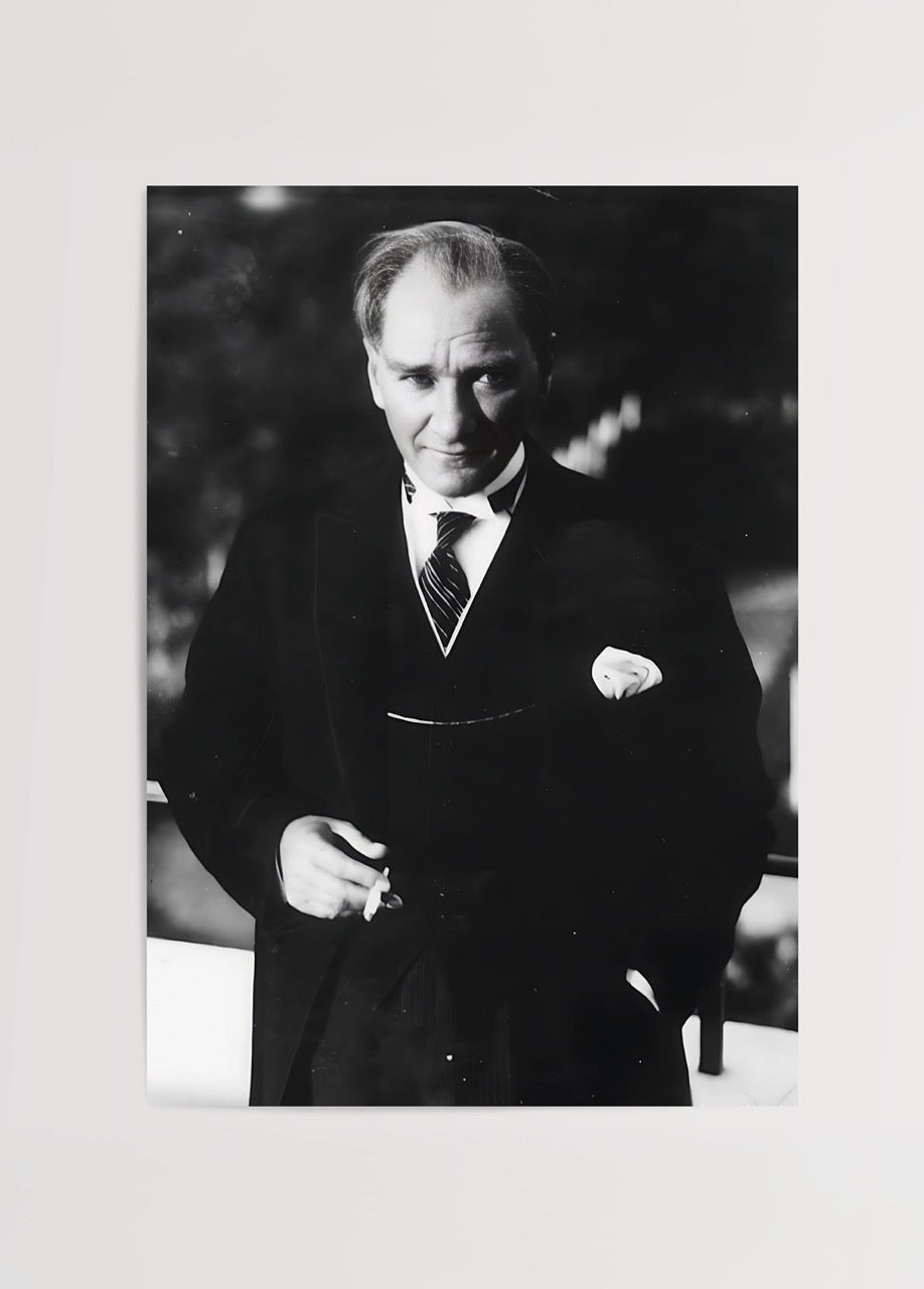 Mustafa Kemal Atatürk’ün gülümseyerek objektife baktığı siyah beyaz portre posteri
