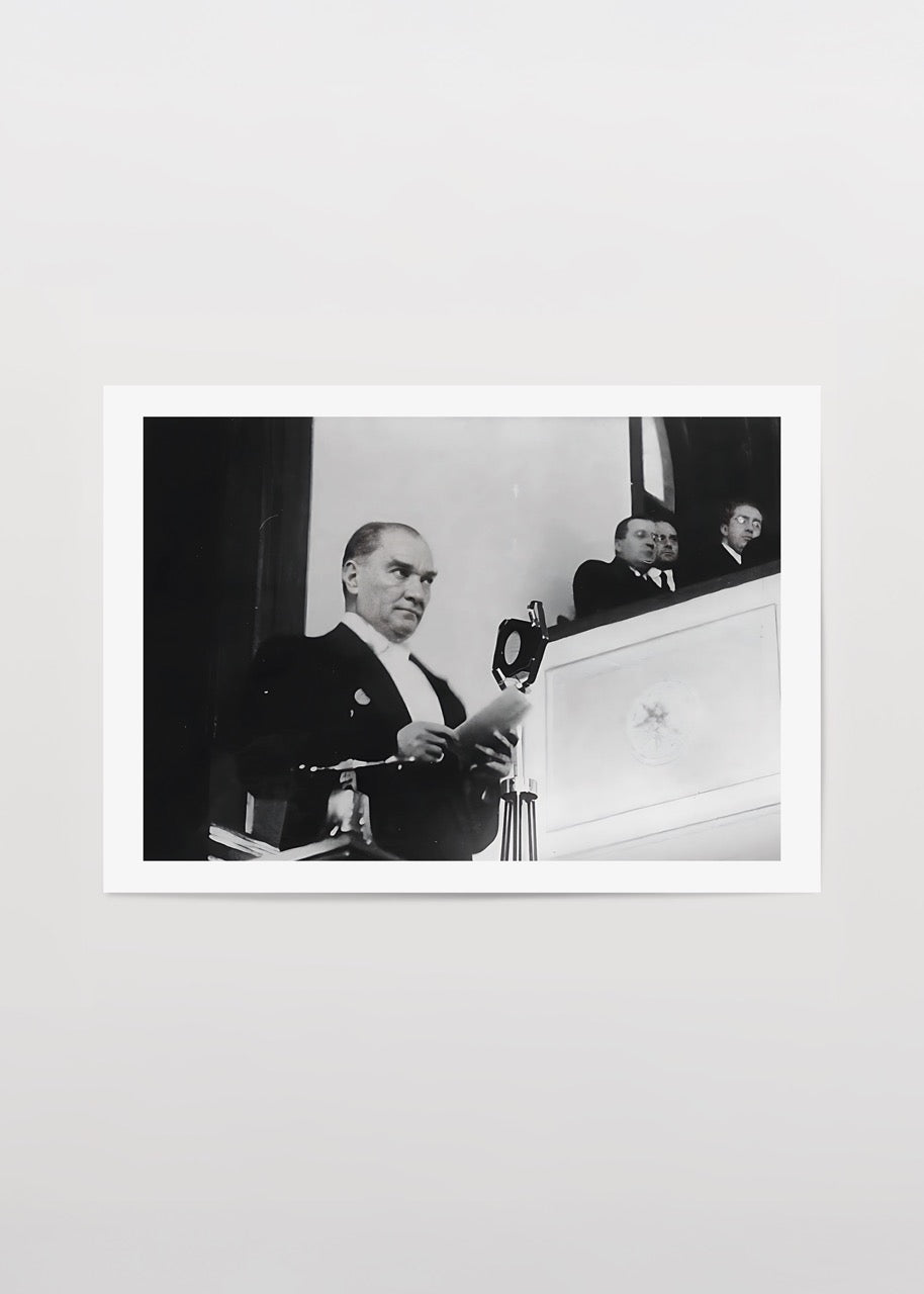 Mustafa Kemal Atatürk meclis kürsüsünde konuşma yaparken çekilmiş siyah beyaz tarihi fotoğraf posteri