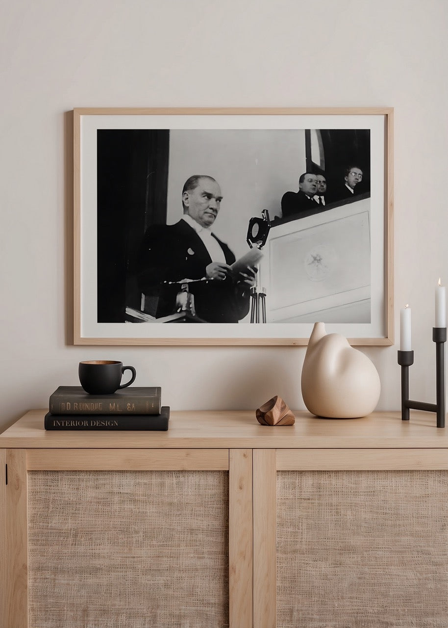 Mustafa Kemal Atatürk meclis kürsüsünde konuşma yaparken çekilmiş siyah beyaz tarihi fotoğraf posteri