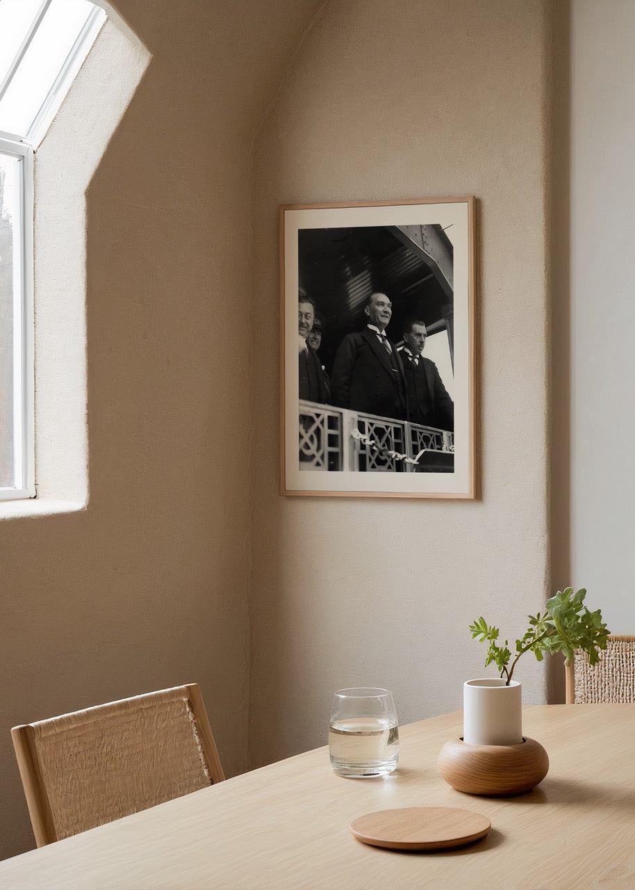 Mustafa Kemal Atatürk’ün tren vagonunda halkı selamladığı siyah beyaz fotoğraf posteri