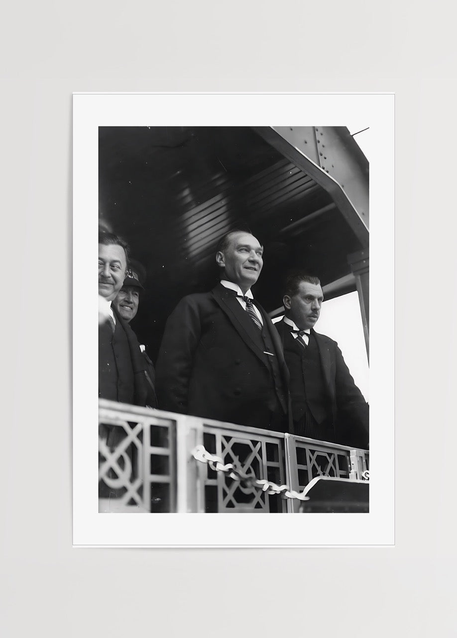 Mustafa Kemal Atatürk’ün tren vagonunda halkı selamladığı siyah beyaz fotoğraf posteri