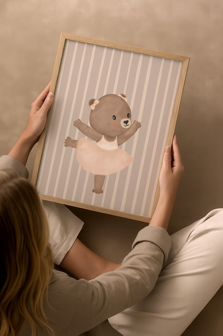 Nergis Sabancı imzalı Ballerina Teddy posteri, tütülü balerina ayıcık illüstrasyonu ve pastel bej çizgili fonuyla çocuk odası dekoruna uygun poster.