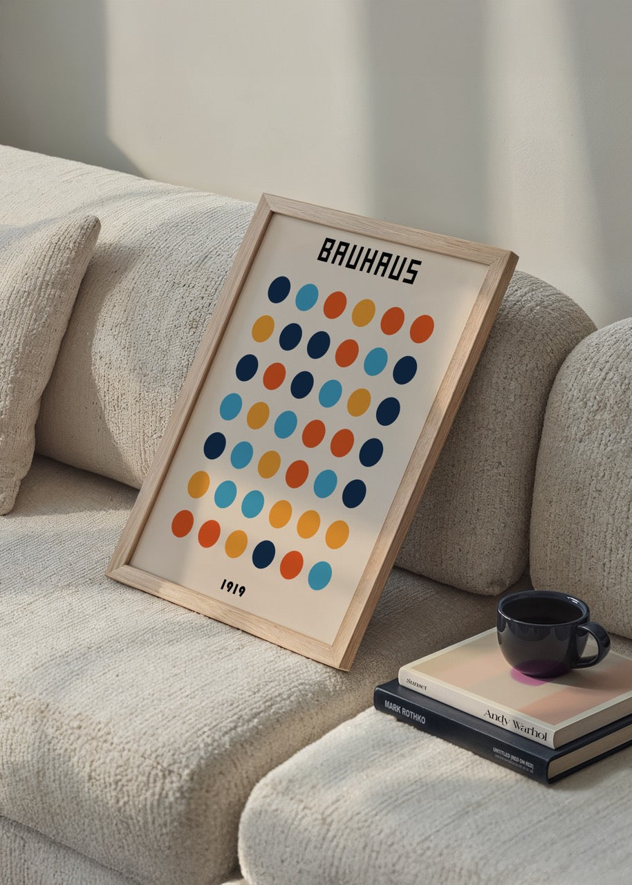 1919’da kurulan Bauhaus hareketinden esinlenen, renkli dairelerden oluşan geometrik soyut tasarım poster baskısı.