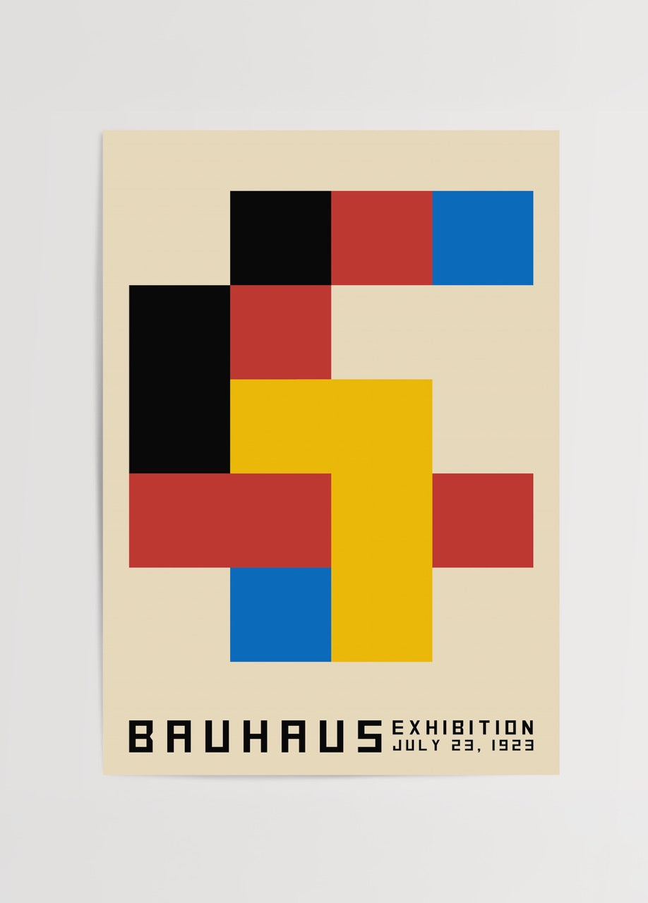 Bauhaus sergisine ait sarı, kırmızı, mavi ve siyah renklerde geometrik şekillerle hazırlanmış modern tasarım posteri.