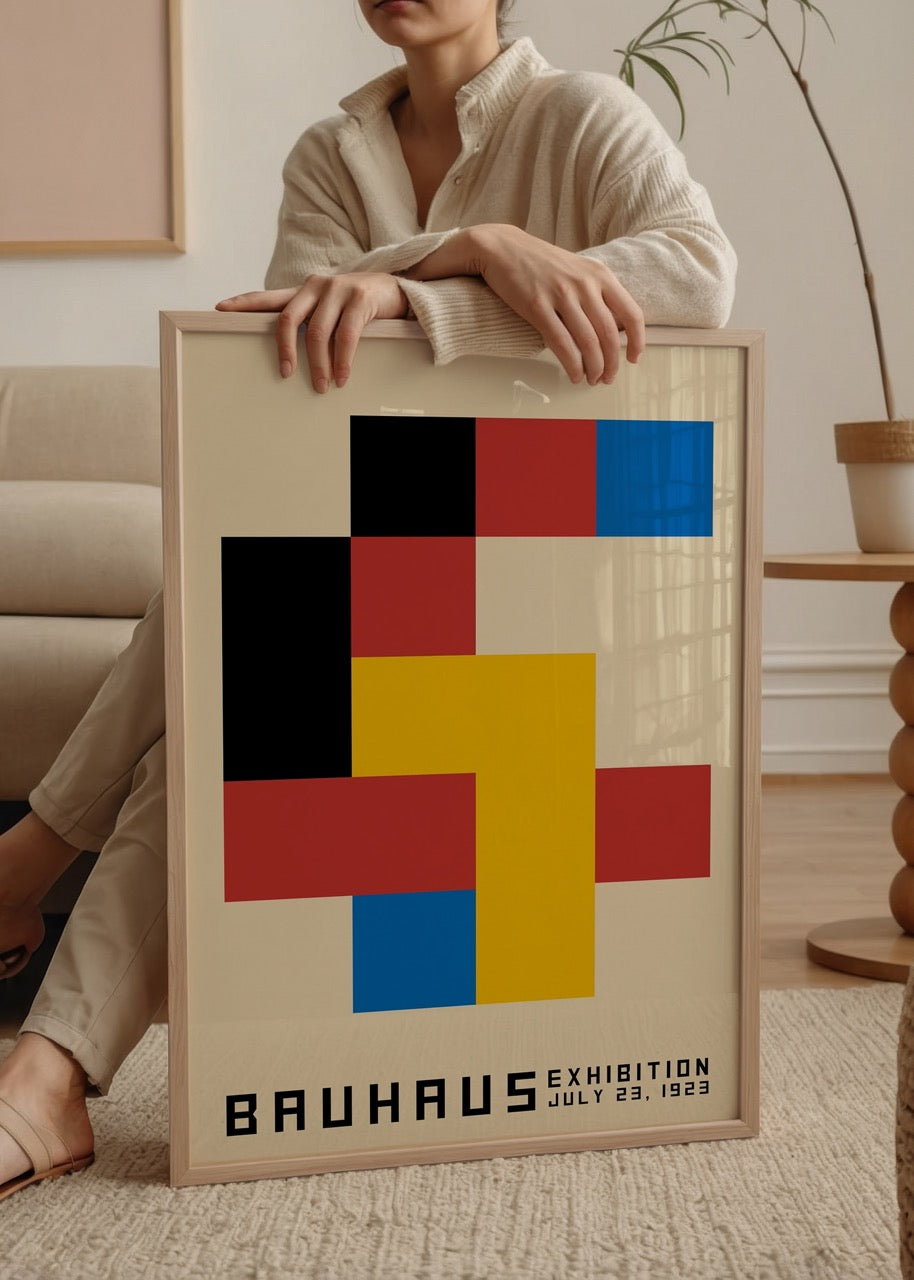 Bauhaus sergisine ait sarı, kırmızı, mavi ve siyah renklerde geometrik şekillerle hazırlanmış modern tasarım posteri.