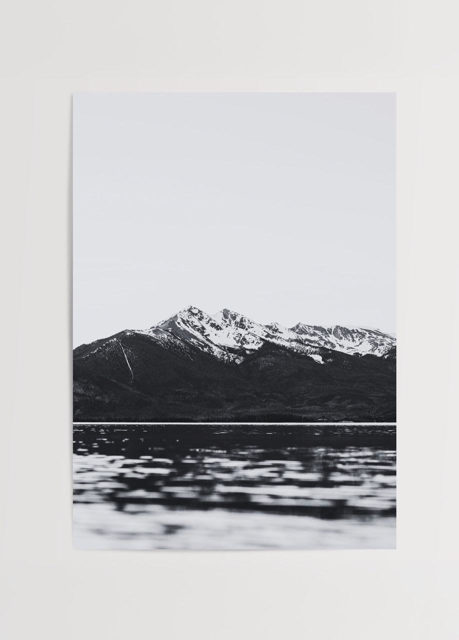 Minimal kompozisyonda dağ ve göl manzarasını yansıtan siyah beyaz fotoğraf posteri.