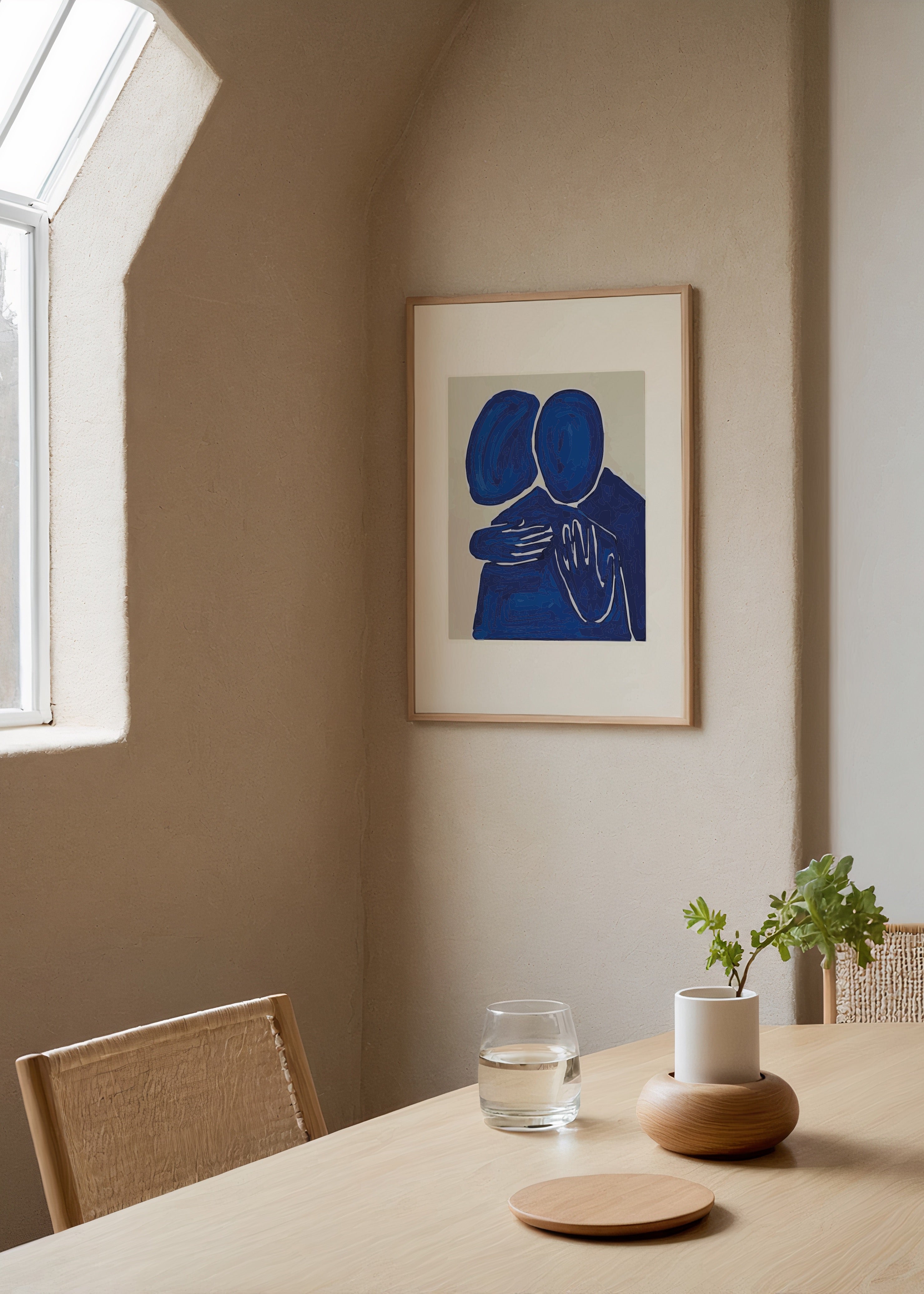 İki figürün sarılmasını mavi tonlarla anlatan modern ve soyut sanat tarzında hazırlanmış poster baskı