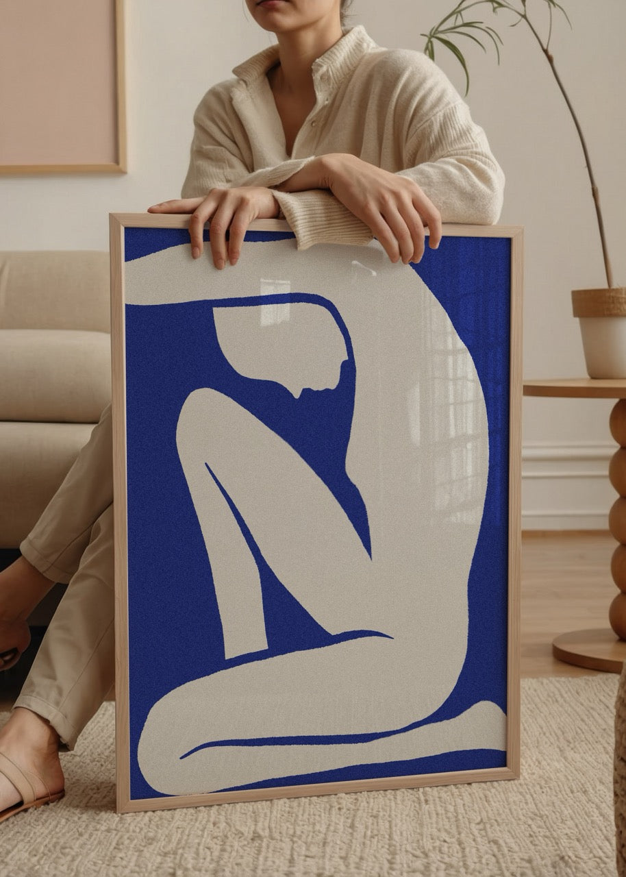 Mavi arka plan üzerine beyaz soyut kadın silueti tasarımlı minimalist Blue Nude Silhouette duvar posteri.