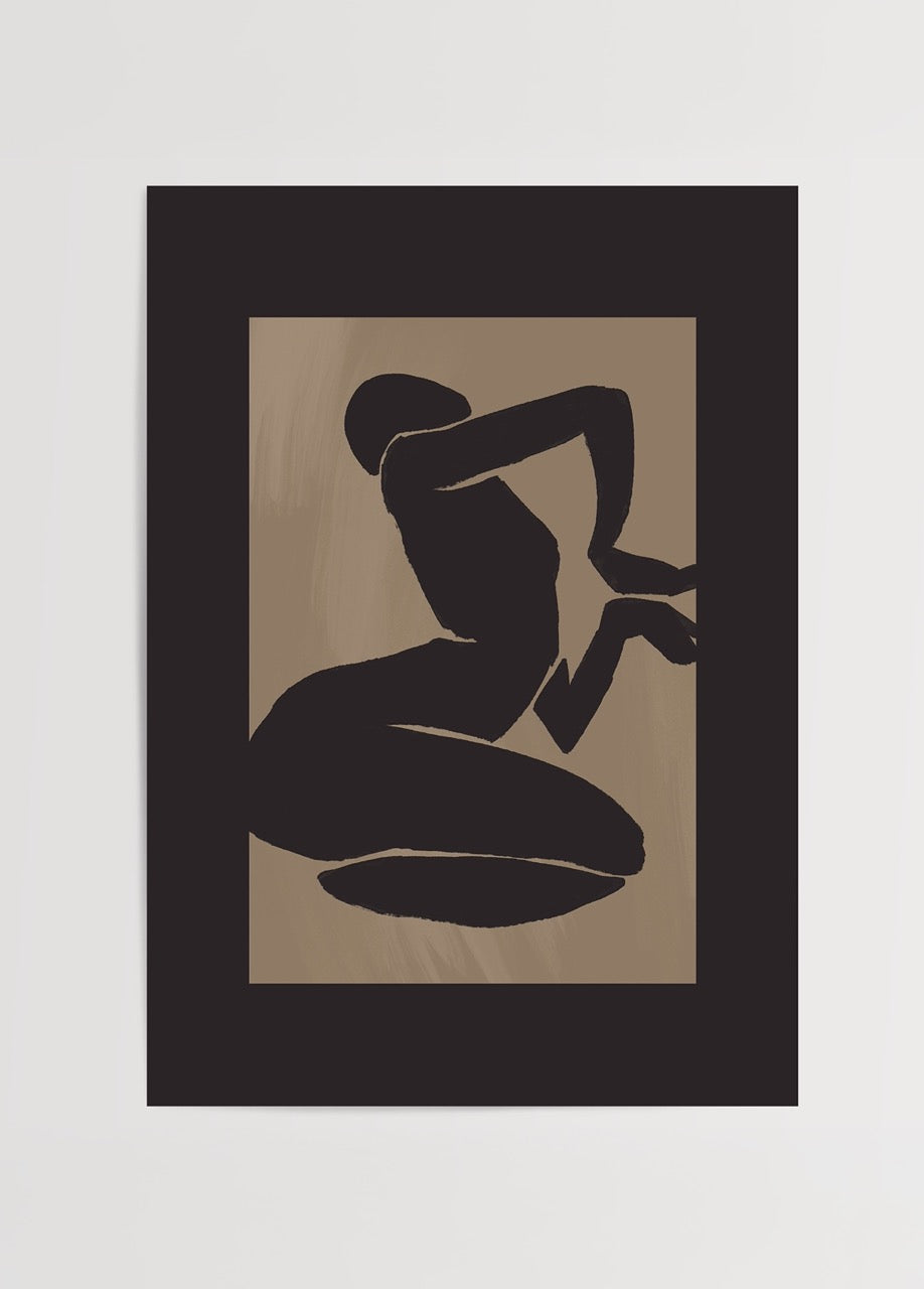 Kahverengi zemin üzerinde siyah soyut kadın figürü bulunan modern minimal poster baskısı