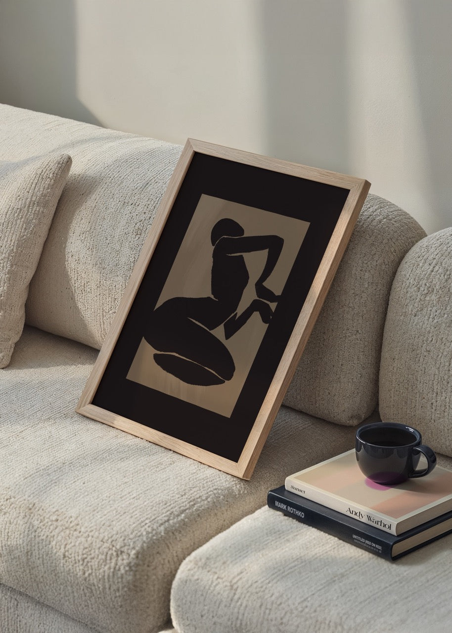 Kahverengi zemin üzerinde siyah soyut kadın figürü bulunan modern minimal poster baskısı