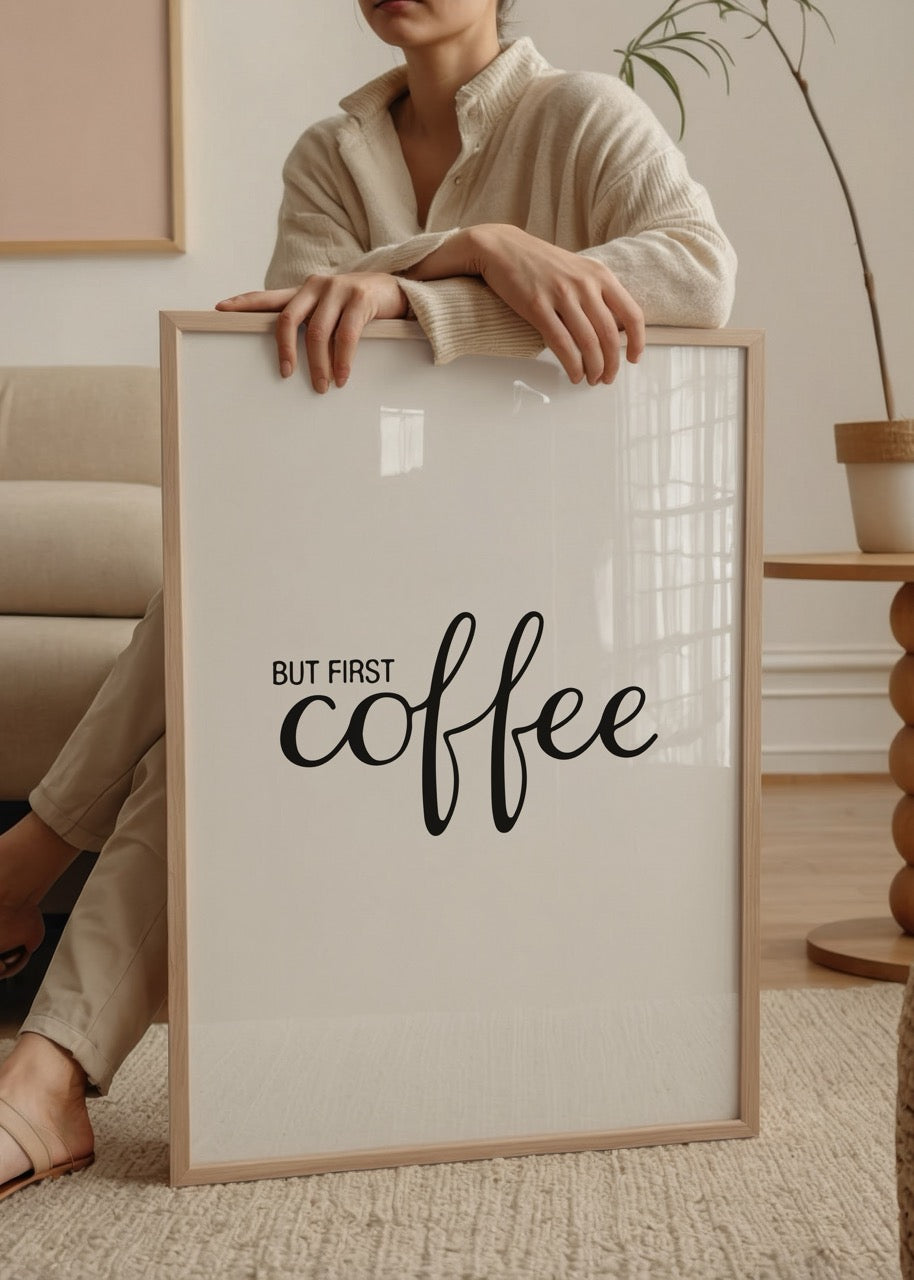 But First Coffee yazılı siyah beyaz tipografik minimalist kahve posteri.