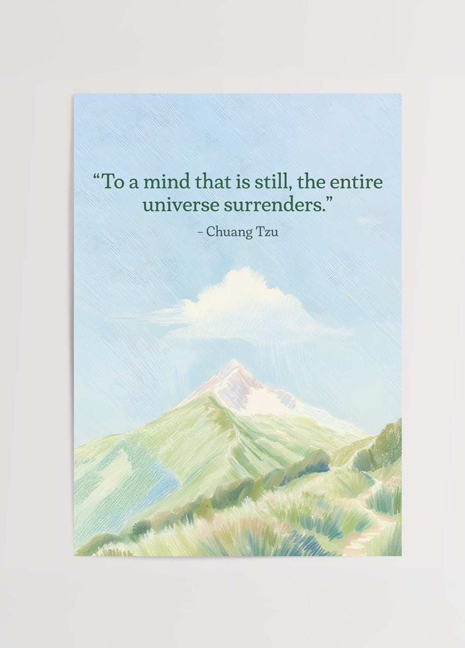 Chuang Tzu’nun “Still Mind” sözüyle dağ manzaralı pastel illüstrasyon – Hiwell x Yaris Koleksiyonu