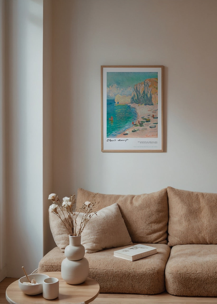 Claude Monet’nin Etretat kıyılarını betimlediği pastel tonlarda plaj ve falez illüstrasyon posteri