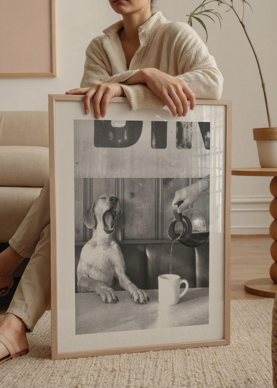 Masada oturup kahve bekleyen köpeği gösteren komik siyah beyaz fotoğraf