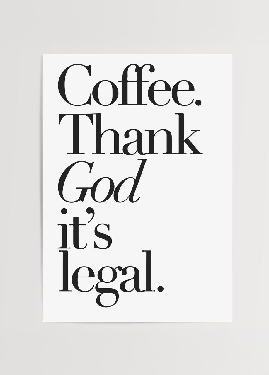 Siyah yazılı “Coffee. Thank God it’s legal.” tipografik esprili kahve posteri