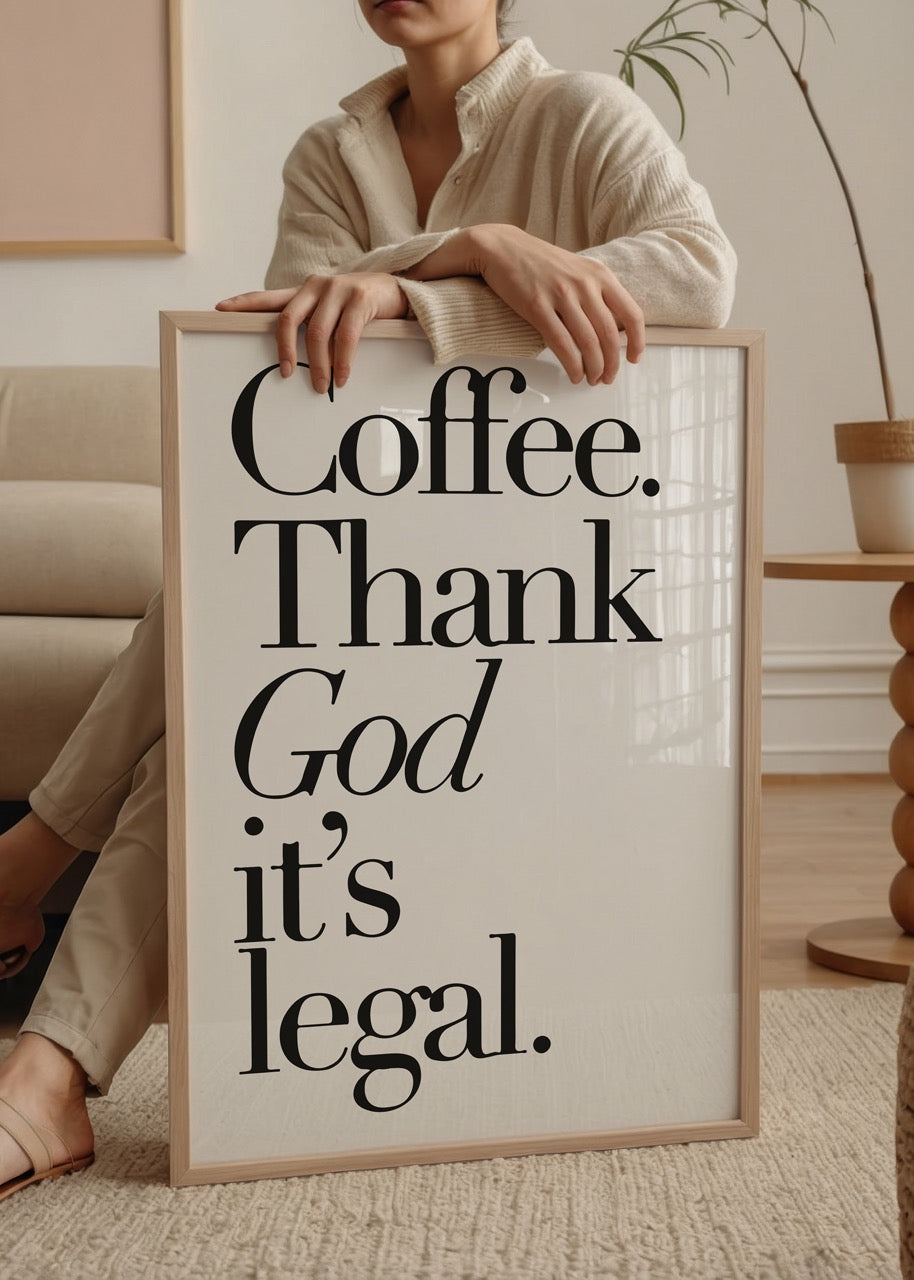 Siyah yazılı “Coffee. Thank God it’s legal.” tipografik esprili kahve posteri