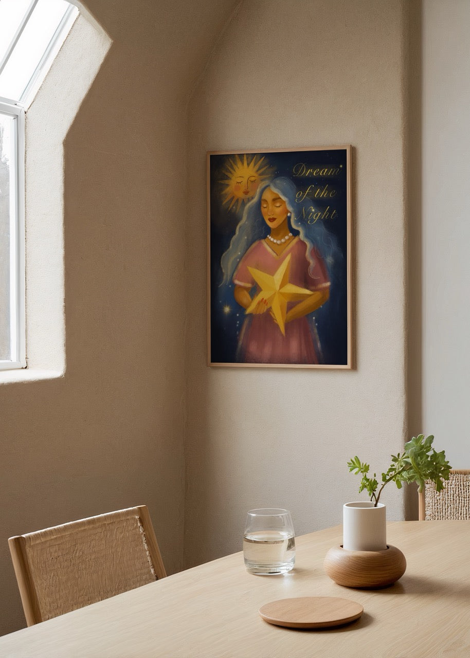 Elif Korkut’un “Dream of the Night” adlı, yıldız tutan kadın figürü ve güneş detaylı gece temalı illüstrasyon posteri.