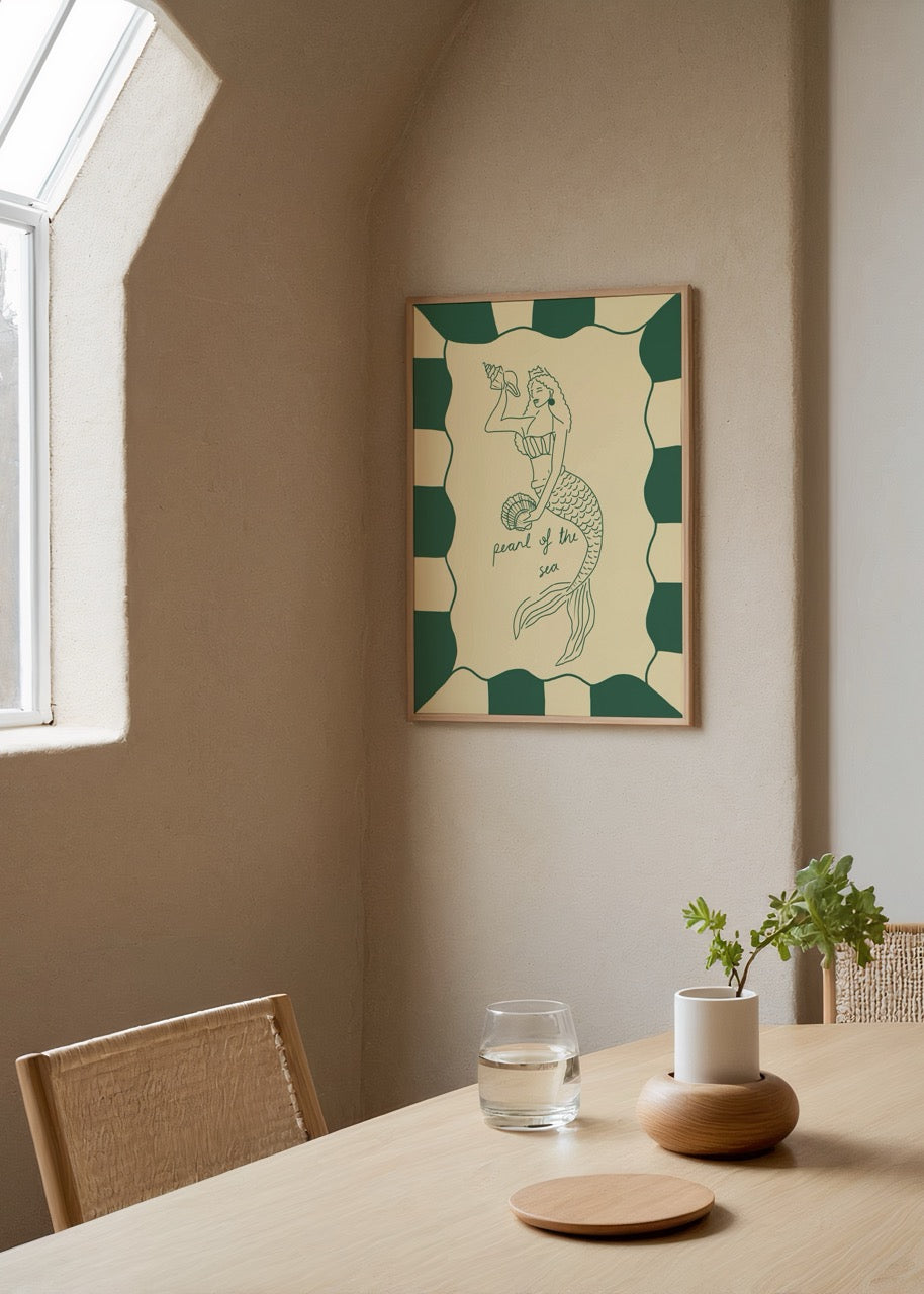 Elif Korkut’un “Pearl of the Sea” adlı, denizkızı illüstrasyonlu yeşil ve krem tonlarında minimalist poster baskısı.