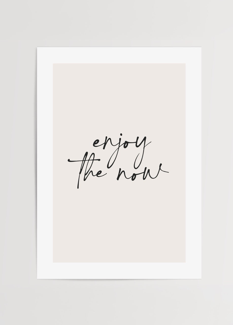Enjoy the Now yazılı minimal el yazısı tipografi posteri