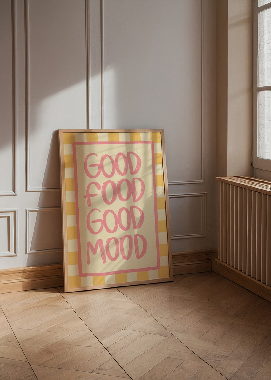 “Good Food Good Mood” yazılı, pastel tonlarda el yazısı ile tasarlanmış mutfak posteri, sarı damalı arka plan üzerine pembe yazı