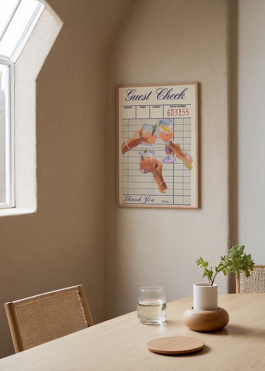 Üç farklı kokteyl kadehinin bulunduğu retro restoran fişi tasarımlı modern illüstrasyon duvar posteri