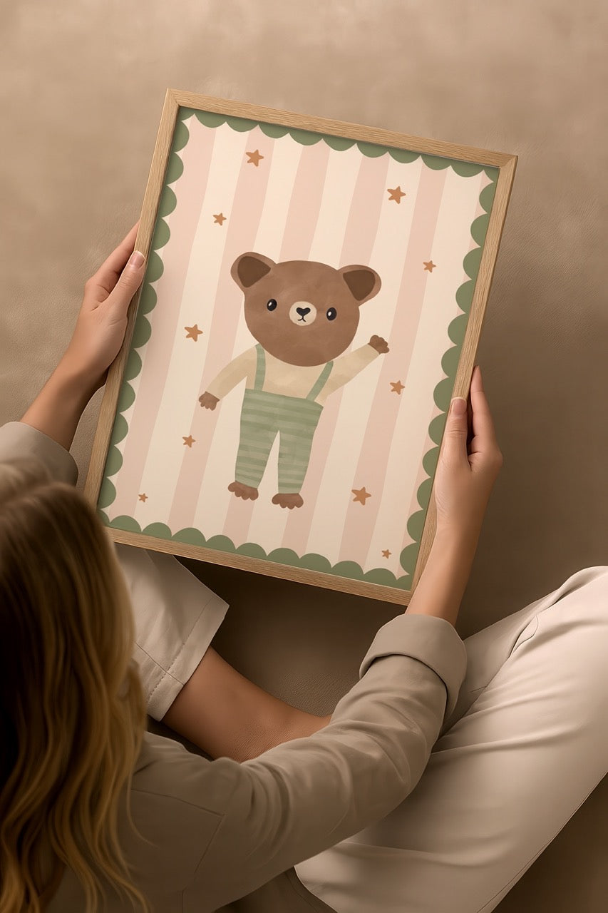Nergis Sabancı imzalı Hello Teddy posteri, pastel tonlarda selam veren sevimli ayıcık illüstrasyonu ve yeşil çerçeveli tasarımıyla çocuk odası dekoru için ideal poster.