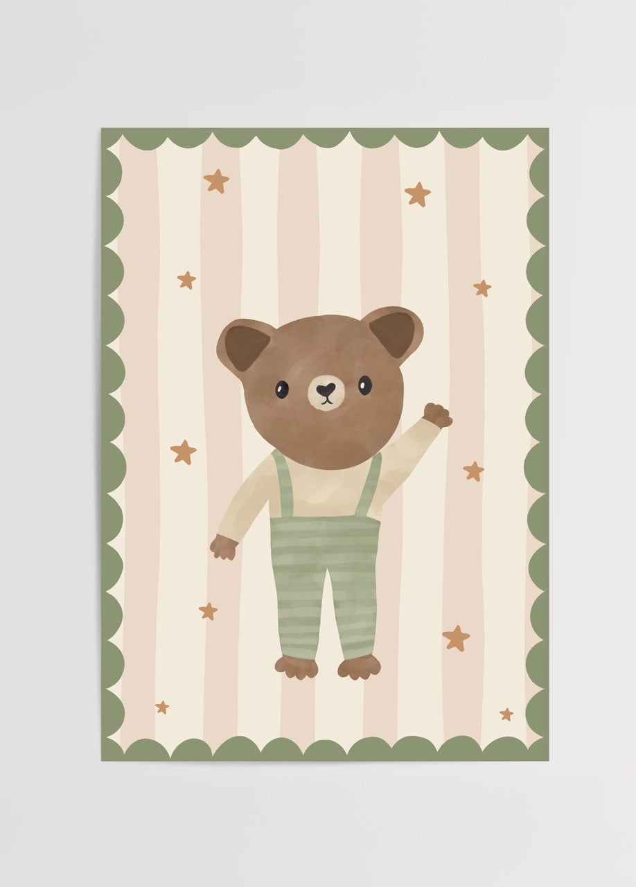 Nergis Sabancı imzalı Hello Teddy posteri, pastel tonlarda selam veren sevimli ayıcık illüstrasyonu ve yeşil çerçeveli tasarımıyla çocuk odası dekoru için ideal poster.