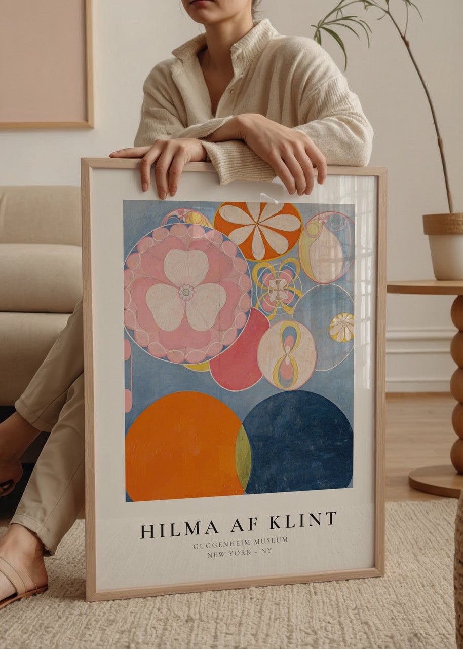 Hilma af Klint’in Guggenheim Müzesi koleksiyonundan, renkli soyut daire ve çiçek formları içeren sanat posteri.