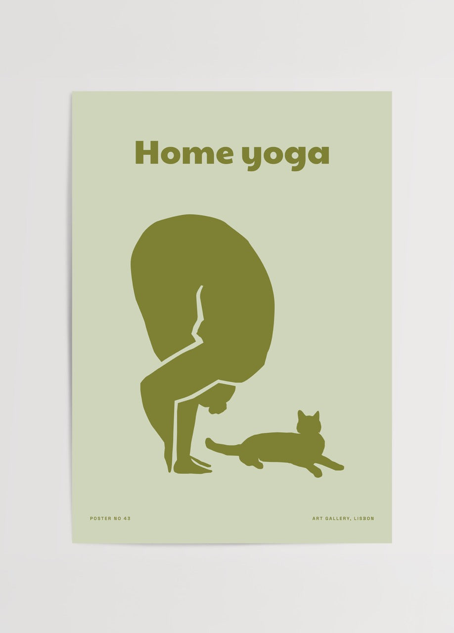Açık yeşil zemin üzerine zeytin yeşili yoga yapan kadın ve yanında yatan bir kedi figürüyle minimalist poster tasarımı