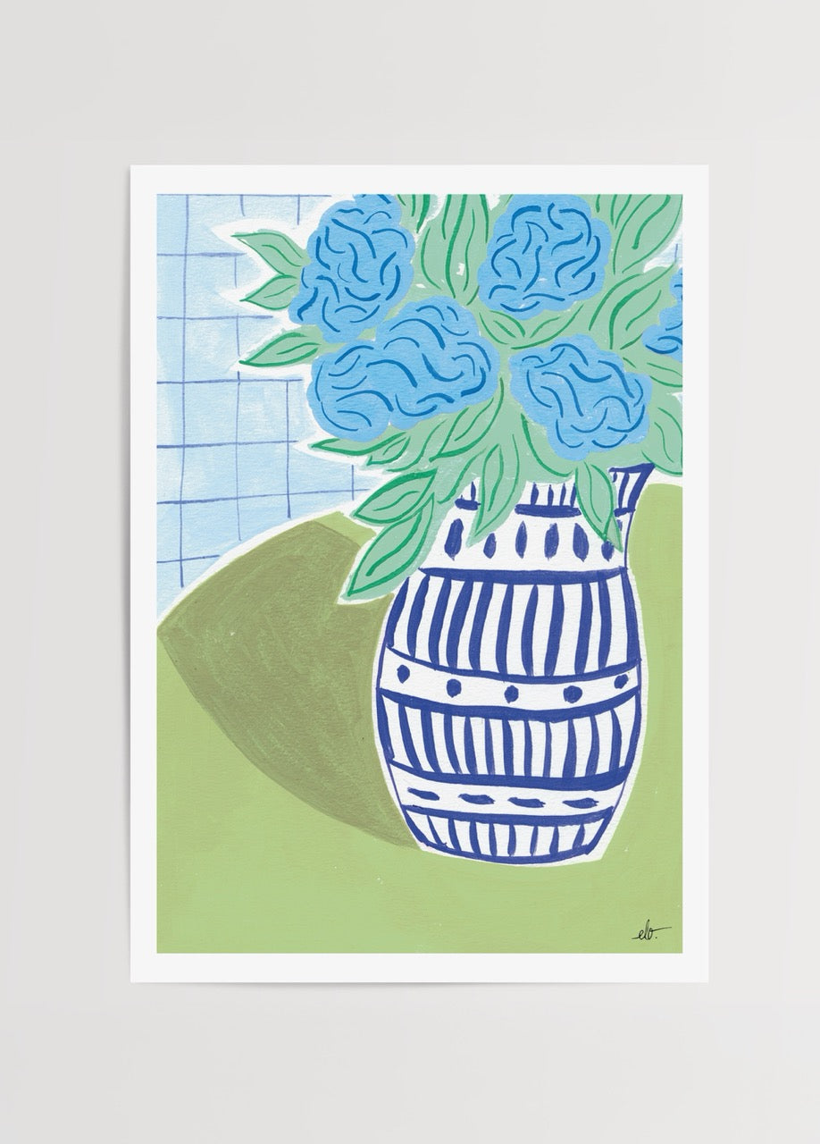 Elif Işık’ın Femmes et Fleurs — Collection d’Automne serisinden Hortensias Bleus – Edition d’Automne posteri, çizgili vazo içinde mavi ortancalar illüstrasyonu.