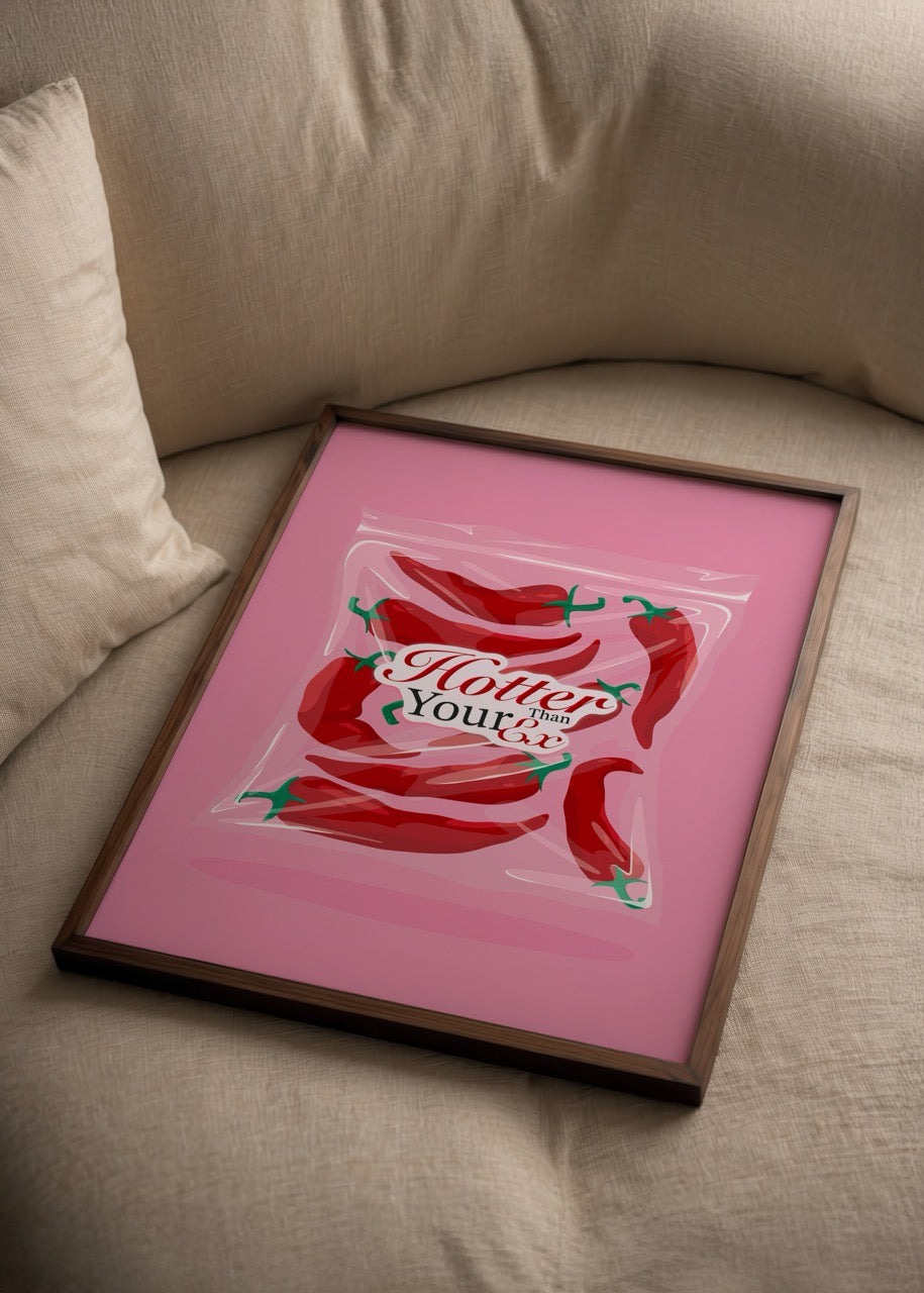 Merve Pınar Yeşilyurt imzalı Hotter Than Your Ex posteri, pembe arka planlı kırmızı biber illüstrasyonlu, esprili tipografi tasarımı.
