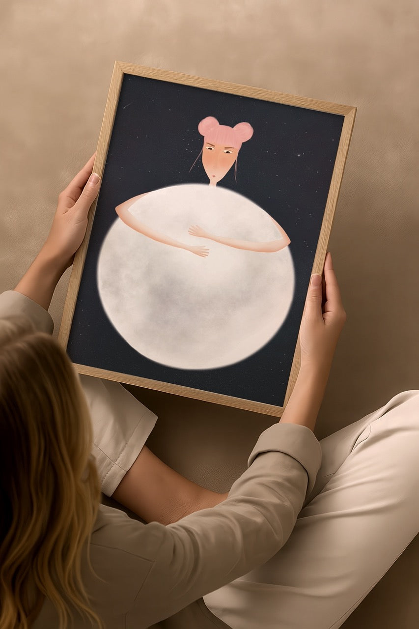 Nergis Sabancı imzalı Hug the Moon posteri; yıldızlı gecede dev ayı kucaklayan figürüyle mistik ve rüya dolu bir illüstrasyon.