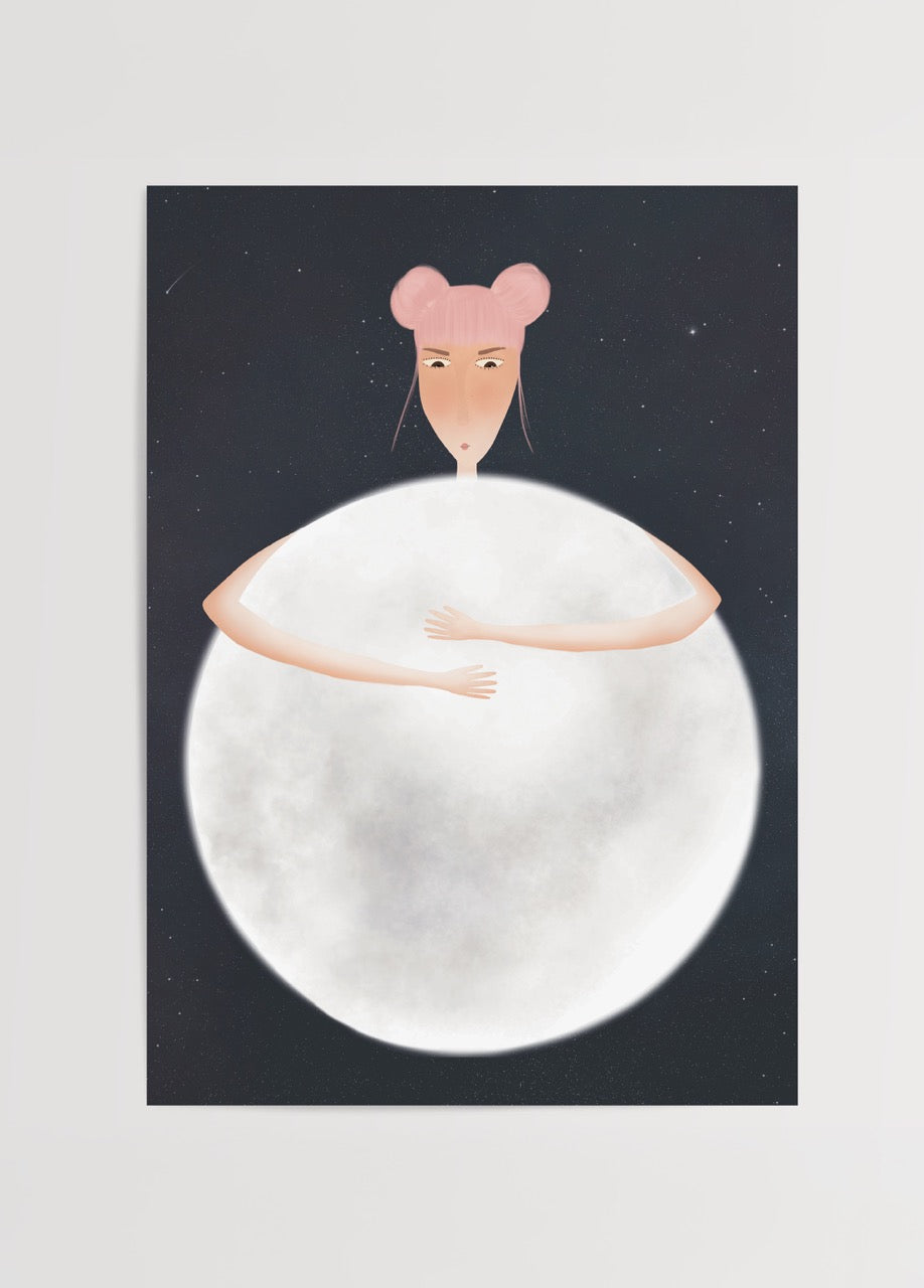 Nergis Sabancı imzalı Hug the Moon posteri; yıldızlı gecede dev ayı kucaklayan figürüyle mistik ve rüya dolu bir illüstrasyon.