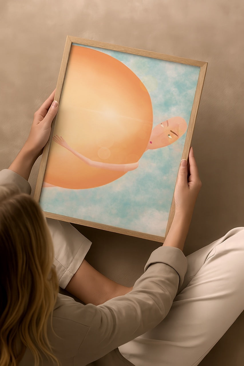 Nergis Sabancı imzalı Hug the Sun posteri; dev güneşi kucaklayan figürün yer aldığı sıcak ve huzurlu soyut illüstrasyon.