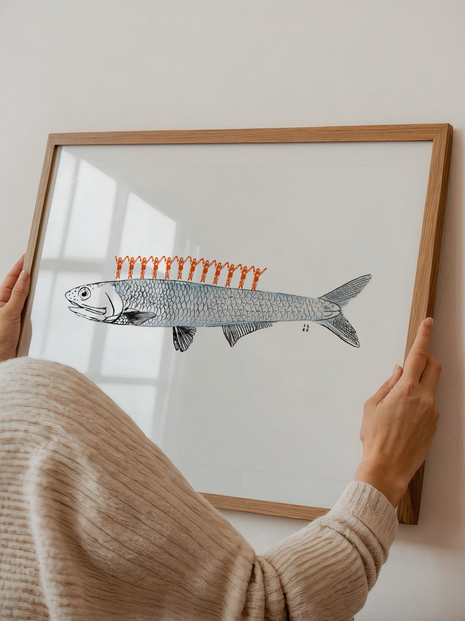 İlke Arseven’in “Hamsi” adlı, sırtında insan figürleri taşıyan balık illüstrasyonlu modern poster baskısı.