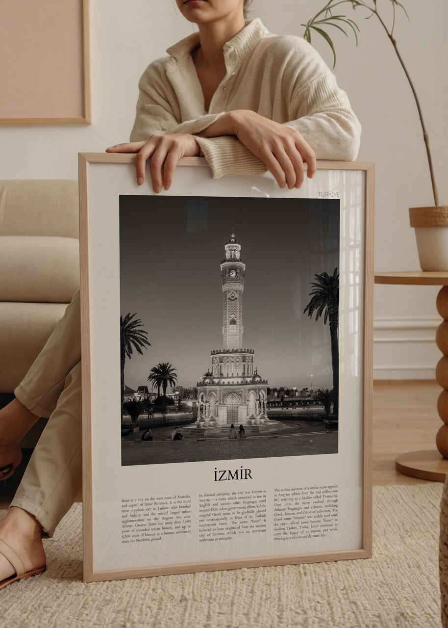 İzmir Saat Kulesi’nin gece çekimi siyah beyaz poster baskısı