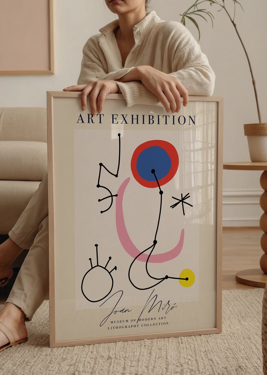 Krem arka plan üzerinde mavi, kırmızı, pembe ve sarı renklerde geometrik ve organik formlar içeren Joan Miró stili poster.