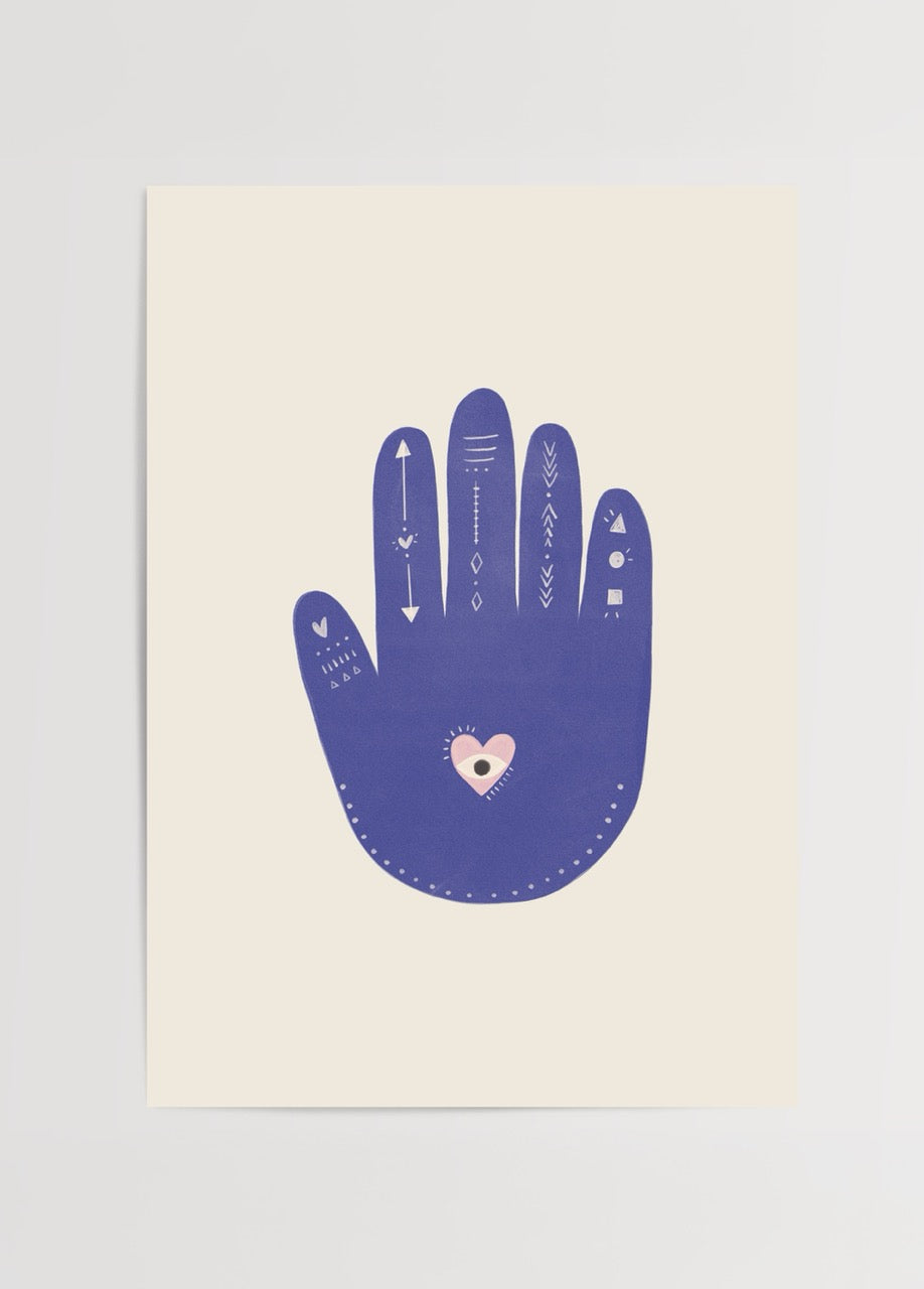 Koruyucu sembollerle dolu mavi bir el figürünü gösteren, sezgisel ve mistik bir illüstrasyon posteri.