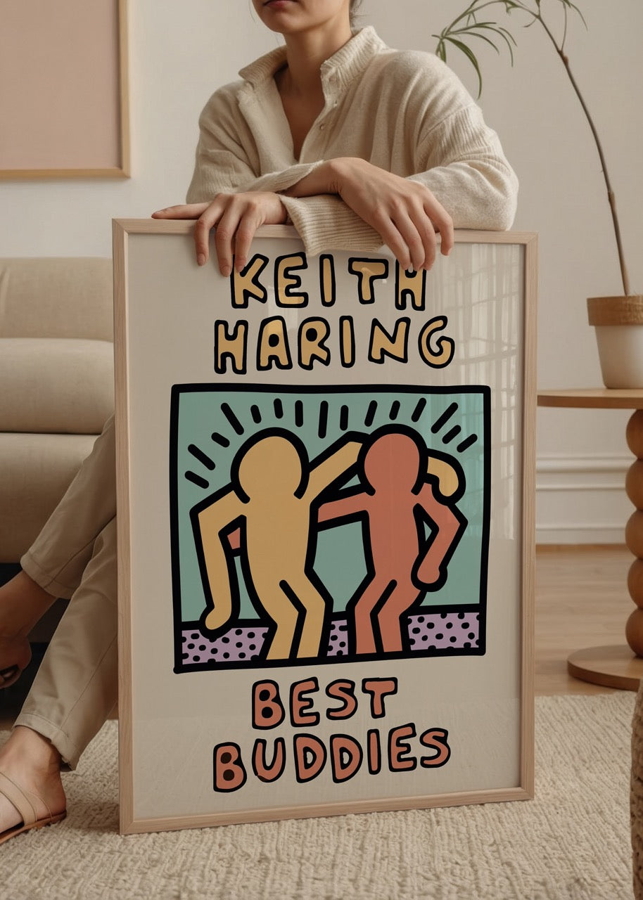 Keith Haring’in “Best Buddies” isimli, sarı ve turuncu iki figürün dostça sarıldığı, mavi arka planlı neşeli pop art posteri