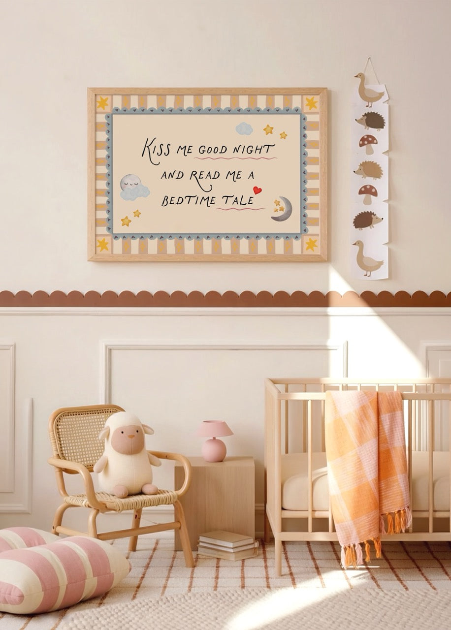 Ay, yıldız ve bulut illüstrasyonlarıyla çevrili "Kiss me good night and read me a bedtime tale" yazılı çocuk odası posteri.