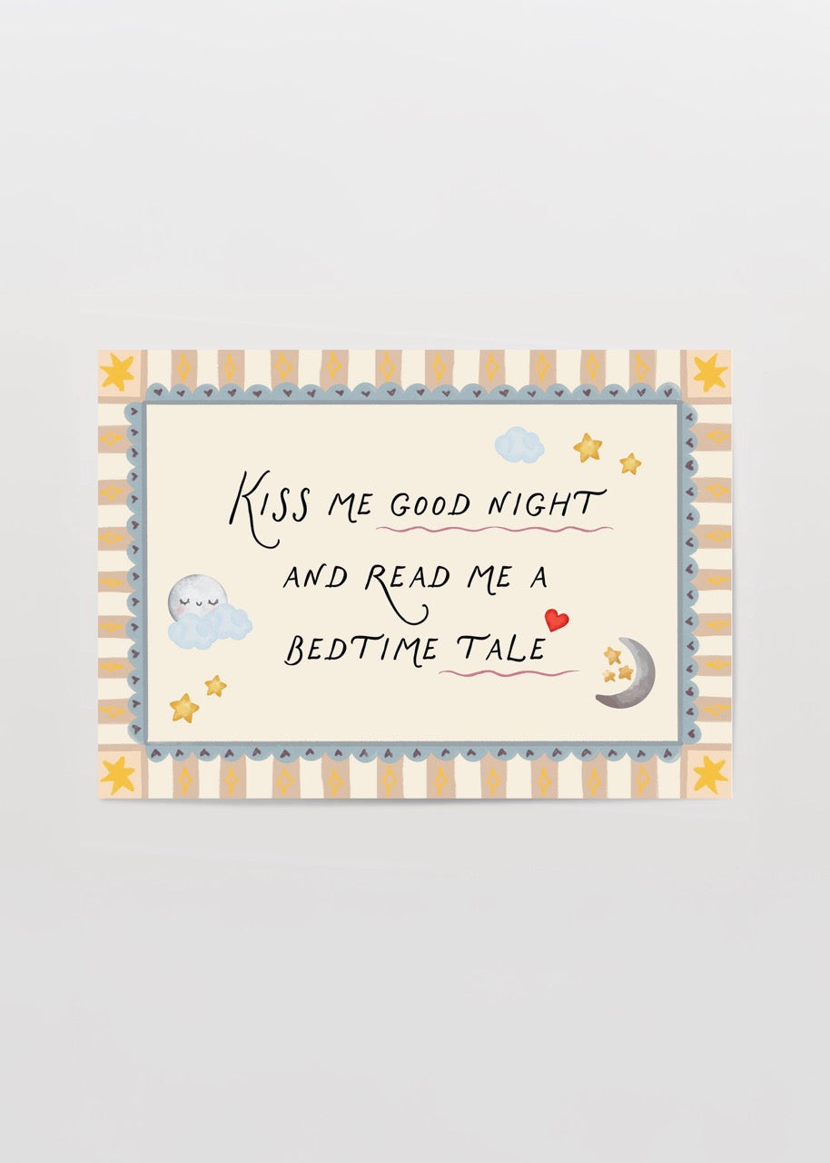Ay, yıldız ve bulut illüstrasyonlarıyla çevrili "Kiss me good night and read me a bedtime tale" yazılı çocuk odası posteri.