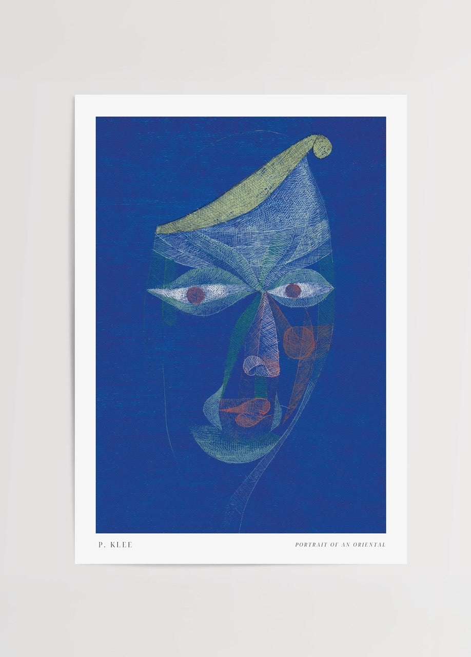 Paul Klee’nin “Portrait of an Oriental” adlı soyut yüz portresi, mavi zemin üzerine çizilmiş modern sanat eseri