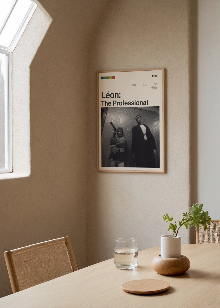 Siyah beyaz Léon: The Professional filminden bir kare içeren minimalist film posteri