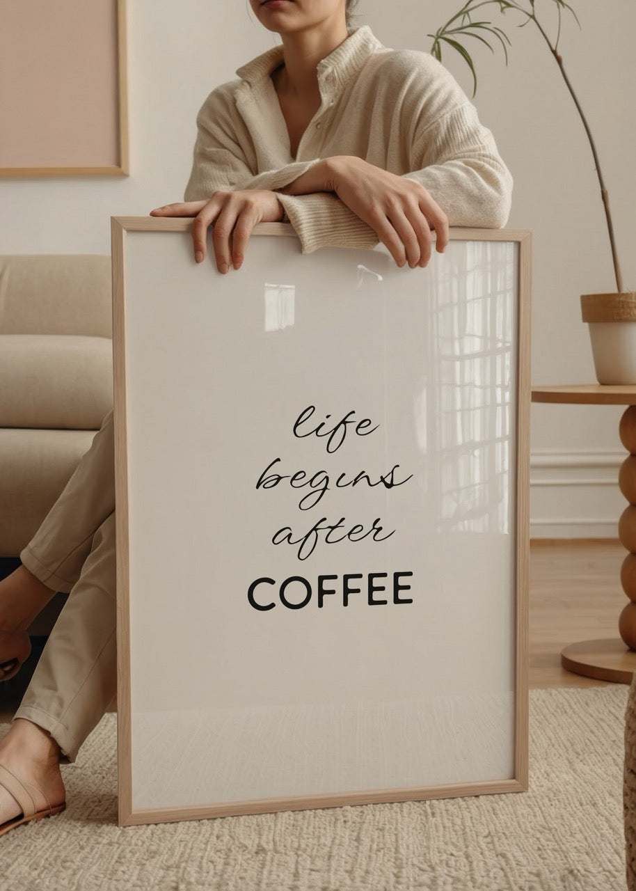 “Life begins after coffee” yazılı siyah beyaz tipografi posteri.
